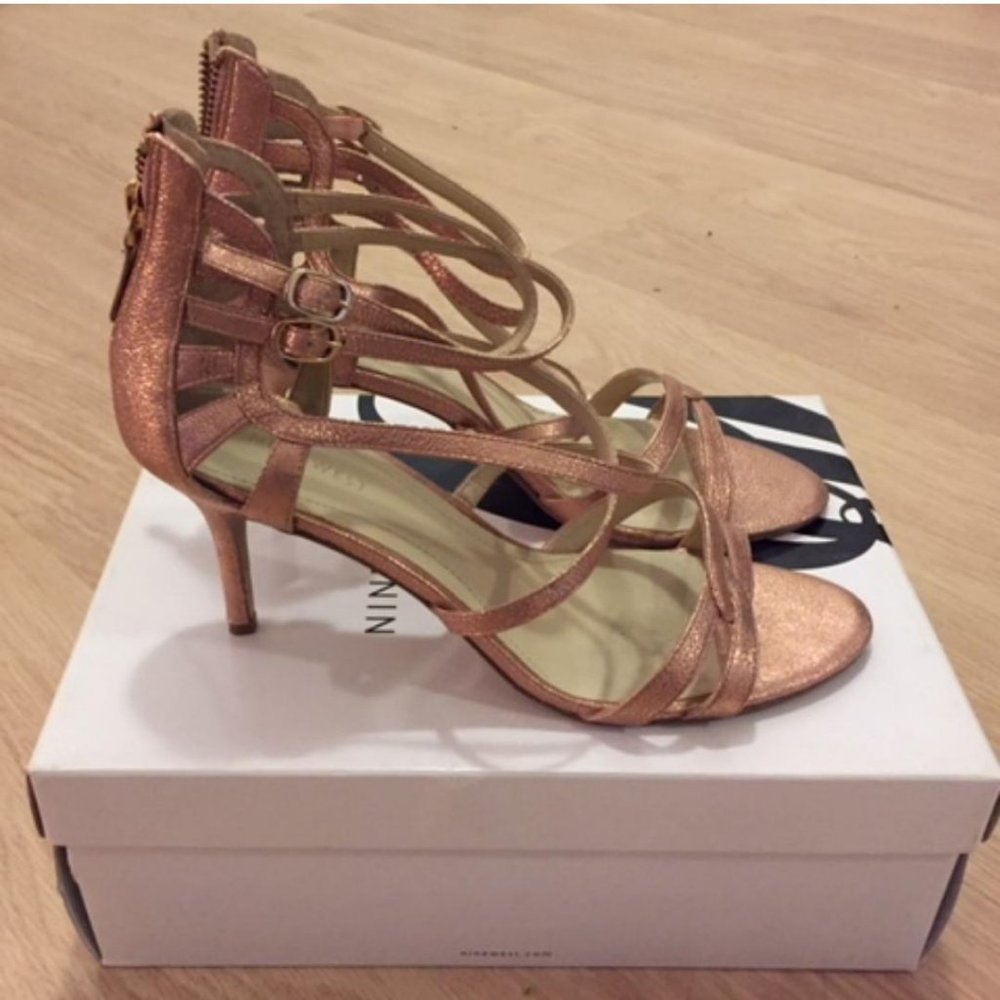 Nine West Gold/Bronze Strappy Sandals Size 9.5 but can fit up to 10.5.